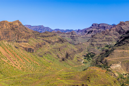 Panoramisch uitzicht over de Barranco de Guayadeque met ruige bergen, diepe valleien en wandelpaden door het landschap.